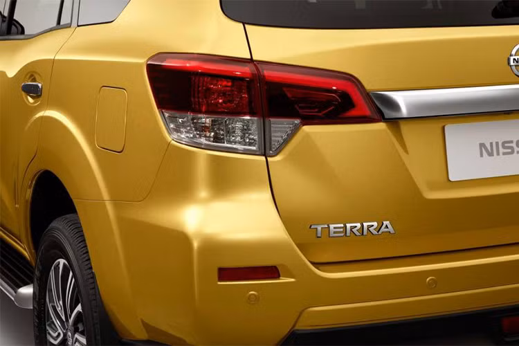 Vòng ra phía sau xe, bạn sẽ thấy phần thân vỏ đi kèm nhiều đường nét uốn lượn. Đáng tiếc là thiết kế đuôi xe của Nissan Terra khá đơn giản với thanh crôm cỡ lớn trên cửa cốp và cụm đèn hậu ôm trọn 2 góc.