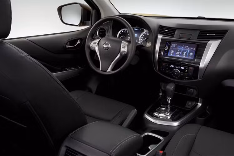 Bên trong Nissan Terra xuất hiện của vô lăng 3 chấu đa chức năng, cửa gió điều hòa, mặt táp-lô được thiết kế công thái học và cụm điều khiển trung tâm đều được bê nguyên từ Navara sang. Ở các phiên bản trang bị cao cấp, xe sẽ đi kèm hệ thống thông tin giải trí với màn hình cảm ứng và điều hòa không khí tự động 2 vùng.