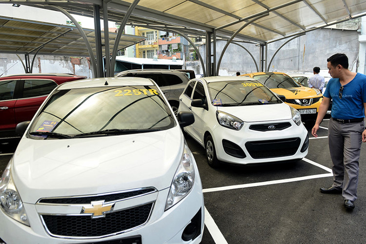 Vào thời điểm quyết định bán xe ôtô cũ sau một tời gian sử dụng, nếu cảm thấy xe của bạn bị hỏng hóc thì hãy nên khắc phục tình trạng đó trước khi đem bán. Điều này sẽ giúp việc mua bán thuận lợi và giá xe sẽ cao hơn.