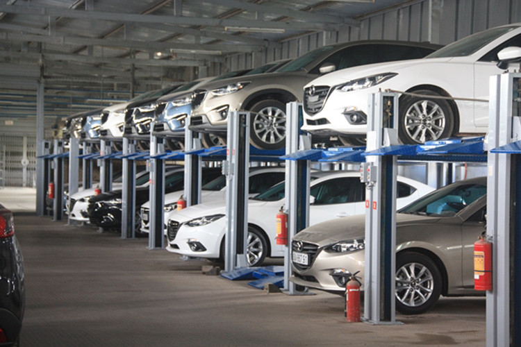 Vị trí đỗ xe rất quan trọng, vì vậy việc để cho chiếc xe phải “đội mưa đội gió" sẽ ảnh hưởng trực tiếp đến độ bền và tuổi thọ của chiếc xe. Theo đánh giá của các chuyên gia thì gara xe chính là nơi bảo quản ôtô tốt nhất, tránh khỏi các tác nhân gây hại như mưa, bụi, các chất gây ăn mòn...