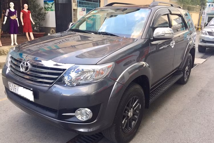 Để hạn chế việc mất giá, khi mua xe bạn nên ưu tiên chọn mua những thương hiệu xe có giá trị. Bởi lẽ, những chiếc xe có thương hiệu sẽ giữ được giá hơn, vì vậy sau thời gian sử dụng bạn vẫn có thể bán lại chiéc xe của mình nhưng mà ít lỗ hơn - thậm chí xe ôtô dùng chán bán vẫn lời. Tại Việt Nam, hiện tại, những mẫu xe của Toyota hay Hyundai đang là những mẫu xe có giá trị thanh khoản cao nhất.