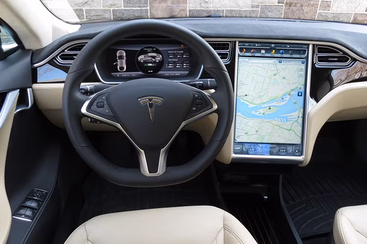 Bên trong, nội thất của xe được bọc trong da cao cấp alcantara và sợi carbon. Xe sở hữu bảng đồng hồ kỹ thuật số hoàn toàn, chỉ báo tất cả những thông tin quan trọng về tình trạng vận hành. Toàn bộ bảng điều khiển trung tâm là một màn hình cảm ứng lớn để điều khiển với hệ điều hành hoàn toàn riêng biệt... ngoài ra, xe còn đi kèm hệ thống âm thanh 17 loa với công suất 570 W do hãng Tesla tự phát triển.
