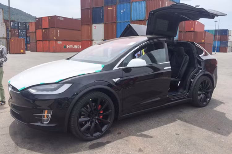 Điểm cực "độc" của Model X đó là cửa sau mở lật lên dạng cánh chim một cách gọn gàng. Nó còn được nhiều người ví von là một "kỳ quan công nghệ" trên 4 bánh xe, bắt đầu từ cửa trước có khả năng tự động mở khi phát hiện người tới gần, thậm chí, cửa bên tài xế của Tesla Model X còn có thể tự động đóng và mở khi người lái tiến đến gần.