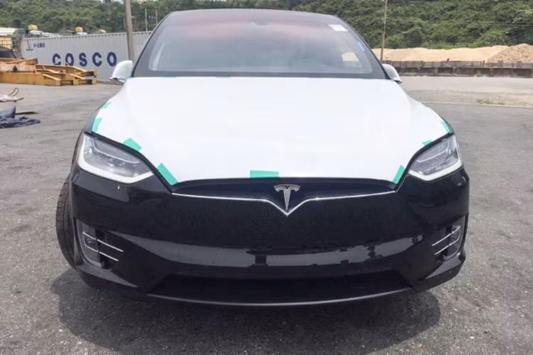  Siêu xe ôtô điện Tesla Model X đình đám tại Mỹ bất ngờ vừa cập cảng Tiên Sa, Đà Nẵng. Đây là phiên bản Tesla X P100D, chiếc xe sở hữu ngoại thất màu đen, kẹp phanh màu đỏ. Nội thất bọc da màu đen cùng màu ngoại thất. Điểm gây ấn tượng của chiếc Model X là kiểu cửa cánh chim ở hai hàng ghế sau được mở hất lên trời.