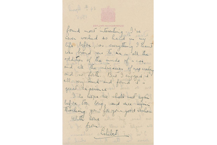 Công chúa Elizabeth từng viết thư kể cho bạn thân khi gia nhập Lực lượng hỗ trợ mặt đất: "Từ nhỏ đến giờ tớ chưa từng làm việc chăm chỉ như vậy. Mỗi ngày tớ được học nhiều điều mới lạ, tất tần tật mọi thứ về ôtô và cách đọc tên từng bộ phận trong đó".