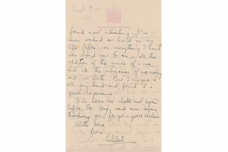Công chúa Elizabeth từng viết thư kể cho bạn thân khi gia nhập Lực lượng hỗ trợ mặt đất: "Từ nhỏ đến giờ tớ chưa từng làm việc chăm chỉ như vậy. Mỗi ngày tớ được học nhiều điều mới lạ, tất tần tật mọi thứ về ôtô và cách đọc tên từng bộ phận trong đó".