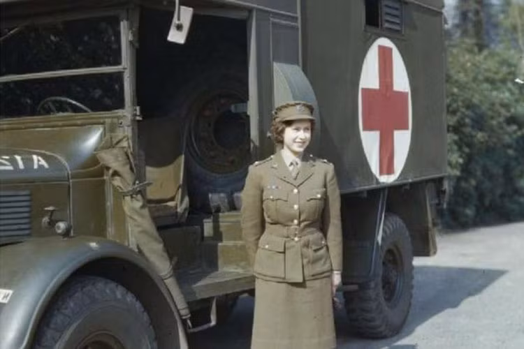 Vào thời điểm ấy, Công chúa Elizabeth được dạy lái xe và học cách sửa chữa động cơ ôtô. 