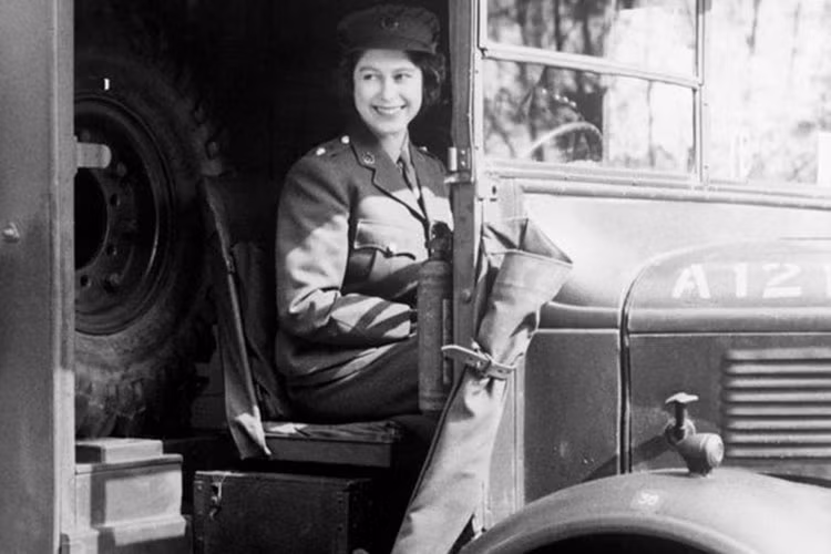 Nhờ vậy, Công chúa Elizabeth biết sửa xe, có thể thay lốp xe tải, tháo rời động cơ rồi lắp lại một cách dễ dàng. 