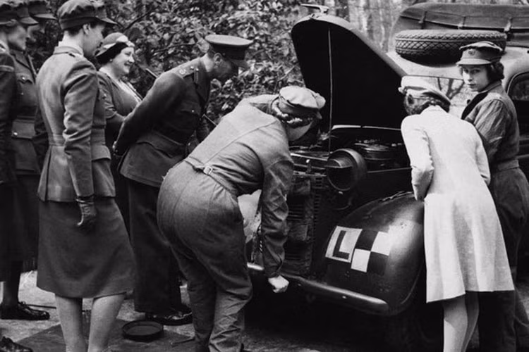 Sau khi trở thành Nữ hoàng Anh, bà tận dụng kỹ năng này để sửa xe hơi riêng cho tới tận thập niên 80 thế kỷ trước. 