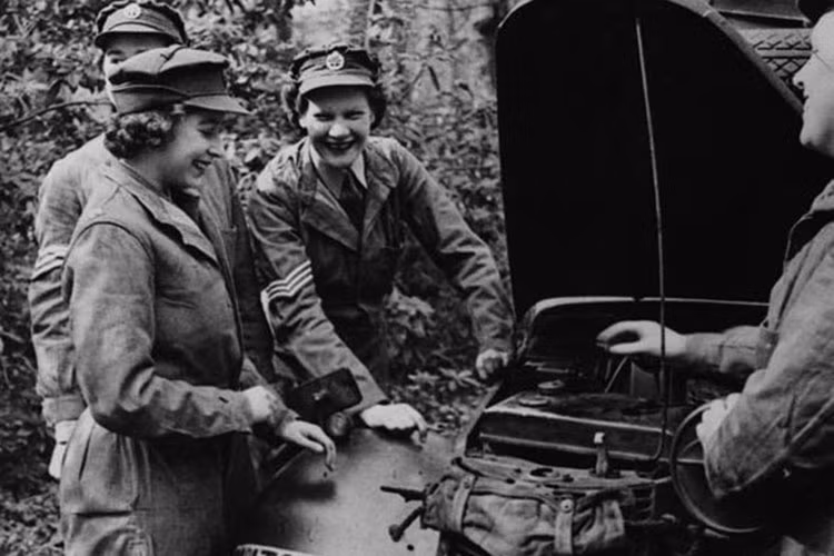 Nữ hoàng Anh Elizabeth II là một trong những nhân vật hoàng gia được công chúng yêu mến và kính trọng nhất. Bà là người trị vì lâu nhất trong lịch sử nước Anh.