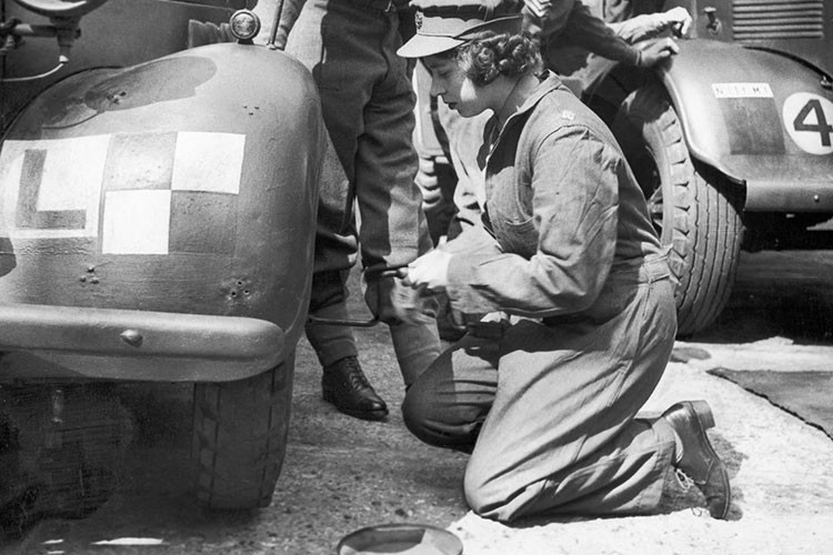 Trước khi trở thành Nữ hoàng Anh, Elizabeth II khi ấy là công chúa và đã phục vụ đất nước khi Anh tham gia vào Chiến tranh thế giới 2. 