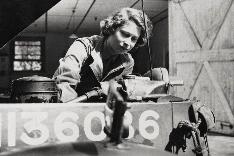 Với việc làm này, Nữ hoàng Elizabeth II cũng là nguyên thủ quốc gia duy nhất từng phục vụ trong các lực lượng quân sự trong Thế chiến 2 còn sống đến ngày nay. 