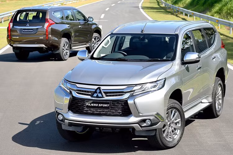 Pajero là dòng SUV 7 chỗ cỡ lớn lâu đời ở Việt Nam, được giới công trình thường xuyên đi địa hình ưa chuộng. Vóc dáng cồng kềnh và mức độ hao xăng cao nên không phù hợp cho nhu cầu di chuyển cá nhân quãng ngắn. Trong đô thị, Pajero ngày càng vắng bóng. Mức giá chính hãng cho mẫu xe này hiện lên tới 2,12 tỷ đồng.