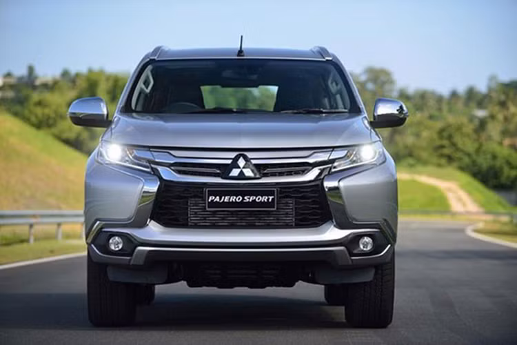 Đối với Mitsubishi Pajero, mẫu SUV này được coi là đối thủ của Toyota Land Cruiser Prado nhưng tại Việt Nam, nếu so về mặt doanh số, Pajero không có cửa. Kể từ đầu năm 2017 đến hết tháng 5 vừa qua, trong khi Land Cruiser Prado mặc dù được xem là có doanh số thấp nhưng vẫn bán được tới 142 xe thì Pajero chỉ dừng lại ở con số 5.