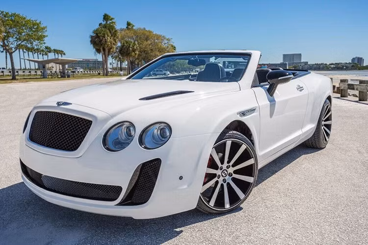 Muốn lái một chiếc siêu xe sang Bentley Continental GTC nhưng tất cả những gì bạn có chỉ là một chiếc Chrysler Sebring. Vậy thì phải làm như thế nào? Câu trả lời là mang chiếc Sebring đi độ thành một chiếc Bentley Continental GTC mui trần cực kỳ sang chảnh là hợp lý nhất.