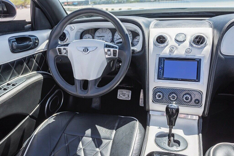 Để có thể biến hóa chiếc Chrysler Sebring độ Bently, chủ nhân của chiếc xe đã cần đến các trang bị gồm: mặt táp lô với một vô lăng chuẩn Bentley, đồng hồ Breitling, chỗ để kính râm, huy hiệu và logo.