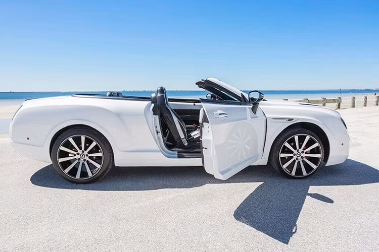 Đáng chú ý, việc đóng mui cũng có thể gặp khó khăn ki xảy ra mưa lớn. Đồng thời, đừng đóng kín mui hoặc nâng nó cao quá điểm được đánh dấu...