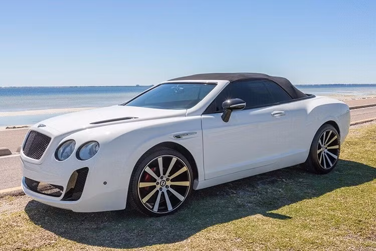 Nói đến cuối cùng, trong khi nó có thể trông giống một chiếc Bentley sang chảnh, nhưng về mặt máy móc thì nó vẫn là một chiếc Chrysler động cơ V6 sử dụng hệ dẫn động cầu trước mà thôi. Tuy nhiên, với mức giá 85.000 USD (khoang gần 2 tỷ đồng) nhiều dân chơi ít tiền vẫn muốn sở hữu nó cho thoả đam mê xe siêu sang.