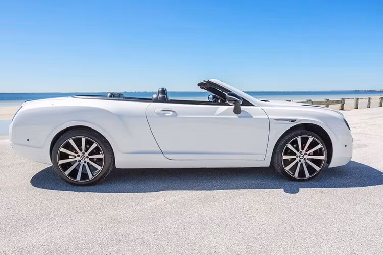 Chiếc Bentley Continental GTC 2015 nhái trong bài viết này là một bản sao tương đối chính xác được rao bán trên eBay, nơi người bán đang đòi một cái giá lên tới 85.000 USD cho sản phẩm của mình. Mặc dù là một chiếc xe nhái được chế tạo ở Michigan, Mỹ thay vì Crewe, Anh, chiếc xe này vẫn có khá nhiều phụ tùng Bentley chính chuẩn.