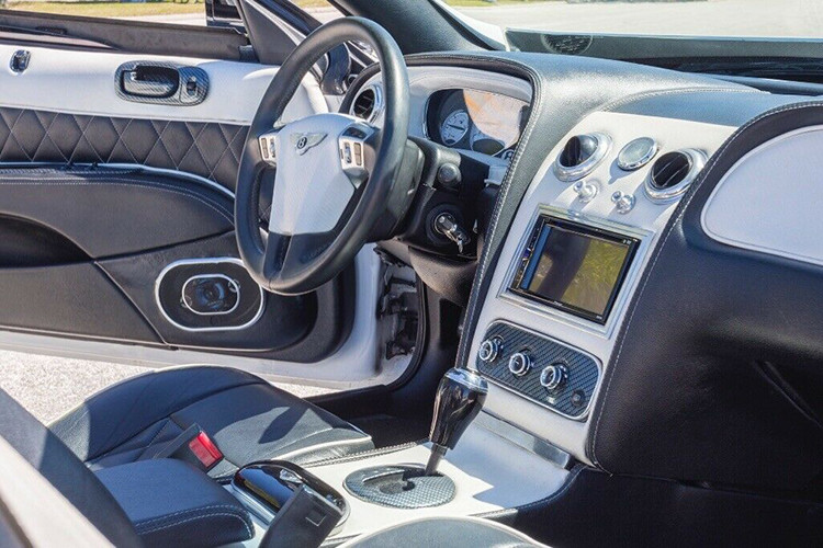 Cụm đèn hậu giống hàng thật, một bộ lốp và la-zăng mới hoàn toàn, cửa sổ chống chói, đèn LED, công tắc nội thất sợi carbon và một thiết bị chọn số bằng kim loại bóng bẩy, thép gia cố bên trong các cánh cửa để tăng thêm độ an toàn, ghế hành khách và tài xế trợ lực, kẹp phanh màu đỏ và thậm chí một chìa khóa thông minh Bentley.