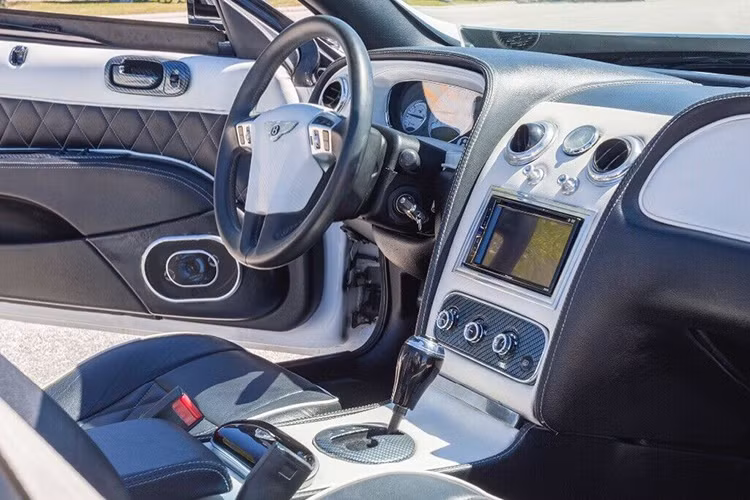 Cụm đèn hậu giống hàng thật, một bộ lốp và la-zăng mới hoàn toàn, cửa sổ chống chói, đèn LED, công tắc nội thất sợi carbon và một thiết bị chọn số bằng kim loại bóng bẩy, thép gia cố bên trong các cánh cửa để tăng thêm độ an toàn, ghế hành khách và tài xế trợ lực, kẹp phanh màu đỏ và thậm chí một chìa khóa thông minh Bentley.