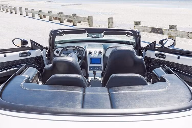 Tuy nhiên, chiếc xe bản sao này cũng có một vài vấn đề theo như thông báo của người bán trên eBay. Ví dụ, cửa sổ bên phía tài xế đóng lên hơi chậm, trong khi khuôn đúc và vết hàn của cửa sổ có thể “rò rỉ một chút”.