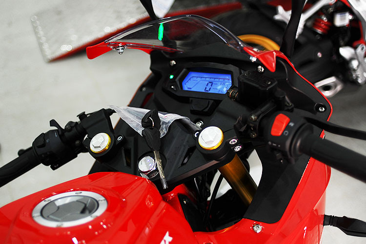 Được thiết kế theo kiểu dáng siêu môtô nhà Ducati, chiếc xe máy côn tay thể thao này được trang bị ghi-đông trọng tâm thấp để đem tới cảm giác lái cá tính hơn. Bảng đồng hồ trên mẫu xe côn tay GPX Demon 150GR vẫn có dạng LCD như "người anh em" Demon 125, tuy nhiên sở hữu thiết kế hơi có một chút khác biệt.