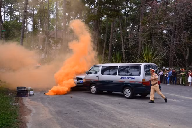 Ngày 26/1, UBND tỉnh Lâm Đồng đã tổ chức diễn tập ứng phó sự cố bức xạ và hạt nhân với sự tham gia của 13 đơn vị có liên quan. Tình huống giả định là xe chở nguồn bức xạ và hạt nhân đang di chuyển trên đường thì xảy ra tai nạn với một xe khác. Cú va chạm mạnh đã khiến các tài xế trên cả hai xe bị thương, xảy ra cháy nổ, rò rỉ nguồn phóng xạ.