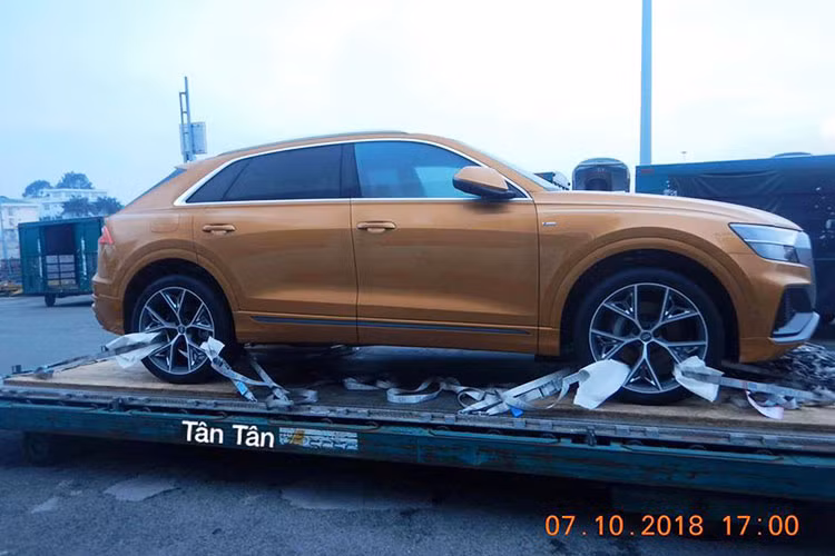 Những hình ảnh ghi lại cho thấy, chiếc Audi Q8 2019 đầu tiên cập bến Việt Nam xuất hiện tại sân bay Tân Sơn Nhất, ngoại thất mẫu SUV hạng sang của Audi mang màu sơn vàng và còn hẳn biển kiểm soát của nước ngoài. Trước đó, Audi Việt Nam chỉ cho biết sẽ góp mặt tại VMS 2018 với các mẫu xe như Audi A4, A6, Audi A5 Sportback, Audi Q2, Q3 Quattro, Q5 Quattro và Q7 Quattro.