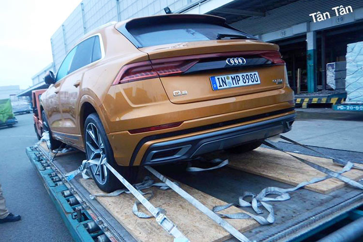 Về ngoại hình, chiếc SUV hạng sang Audi Q8 2019 tại Việt Nam gây ấn tượng mạnh với lưới tản nhiệt Singleframe thể thao, đèn pha và hậu dạng LED có thiết kế đẹp mắt. Audi còn mang đến tuỳ chọn đèn pha HD Matrix LED cho chiếc SUV hạng sang đầu bảng của mình.