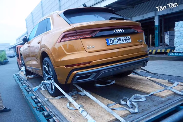Về ngoại hình, chiếc SUV hạng sang Audi Q8 2019 tại Việt Nam gây ấn tượng mạnh với lưới tản nhiệt Singleframe thể thao, đèn pha và hậu dạng LED có thiết kế đẹp mắt. Audi còn mang đến tuỳ chọn đèn pha HD Matrix LED cho chiếc SUV hạng sang đầu bảng của mình.