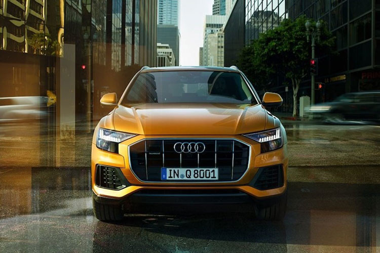 Sự có mặt của Audi Q8 2019 tại triển lãm VMS 2018 hứa hẹn sẽ mang đến nhiều thú vị cho giới truyền thông cũng như khách tham quan. Hiện Audi Q8 2019 đang được chốt giá từ 76.300 Euro, tương đương 2,07 tỷ đồng, tại thị trường Đức. Mức giá bán này cao hơn 410 triệu đồng so với Audi Q7.