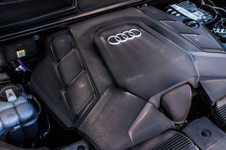 Điểm thú vị trên động cơ diesel V6 của xe chính là công nghệ mild hybrid với mạng lưới điện 40 V, cụm pin lithium-ion và máy phát điện, khởi động chạy bằng dây đai. Hệ thống này cho phép Q8 đạt vận tốc 160 km/h ngay cả khi động cơ ngắt hoàn toàn và thu hồi 12 kW điện trong lúc giảm tốc, giúp lượng nhiên liệu tiêu thụ giảm khoảng 0,7 lít/100 km.