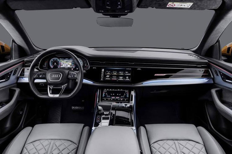 Bên trong khoang cabin của Audi Q8 ngập tràn công nghệ với nhiều màn hình cảm ứng MMI (10.1 inch phía trên và 8.6 inch phía trước), cùng màn hình thực thế ảo 12.3 inch, hiển thị thông tin trên kính lái, tuỳ chọn tông màu, hệ thống âm thanh tiên tiến Bang &amp; Olufsen, tuỳ chọn ghế ngồi massage, điều hoà 4 vùng.