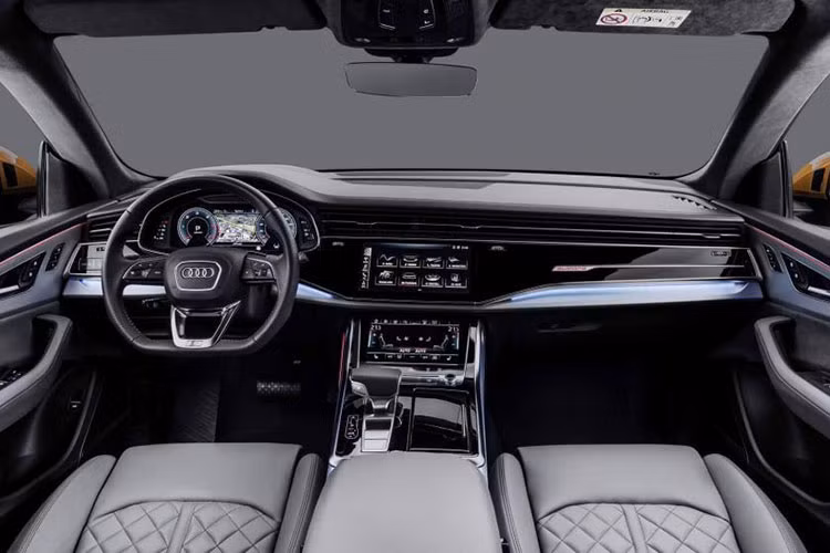Bên trong khoang cabin của Audi Q8 ngập tràn công nghệ với nhiều màn hình cảm ứng MMI (10.1 inch phía trên và 8.6 inch phía trước), cùng màn hình thực thế ảo 12.3 inch, hiển thị thông tin trên kính lái, tuỳ chọn tông màu, hệ thống âm thanh tiên tiến Bang &amp; Olufsen, tuỳ chọn ghế ngồi massage, điều hoà 4 vùng.