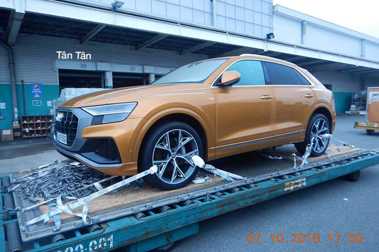 Những hình ảnh về chiếc xe Audi Q8 2019 đầu tiên cập bến Việt Nam đã khiến không ít người bất ngờ. Được biết, mẫu SUV hạng sang về nước theo đường hàng không nên nhiều khả năng được nhập khẩu chính hãng để trưng bày tại triển lãm VMS 2018 diễn ra vào cuối tháng này.