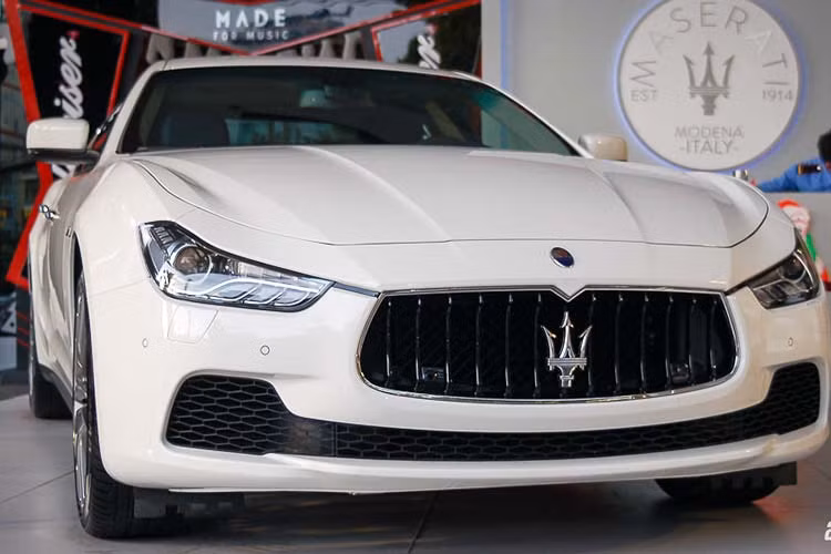 Giá xe Maserati Ghibli chính hãng tại Việt Nam khởi điểm từ 4,7 tỷ đồng cho bản tiêu chuẩn. Bản S mạnh mẽ hơn có giá 5,4 tỷ đồng. Giá bản Ghibli S Q4 là từ 5,8 tỷ đồng. Bản Ghibli Granlusso có giá tới hơn 6,6 tỷ đồng. Chiếc xe của Trang Lou là bản thường. Ngoài chiếc Maserati Ghibili thì vợ chồng Trang Lou còn sở hữu cho một chiếc MINI Cooper màu đỏ.