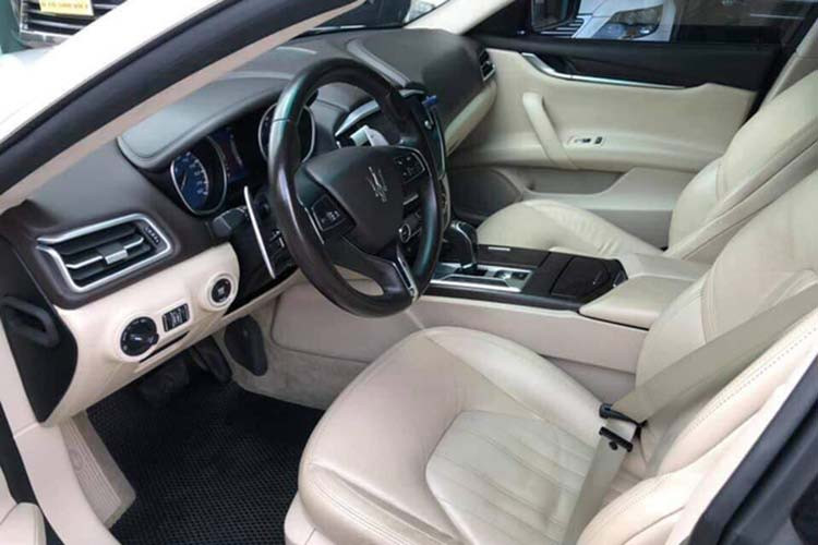 Không hào nhoáng như Mercedes-Benz hay Audi, Maserati có thiết kế nội thất tương đối đơn giản. Đặt chính giữa là màn hình 8,4 inch, chìm vào trong bảng điều khiển chứ không nhô lên theo xu thế thị trường. Hệ thống giải trí còn có âm thanh 8 loa. Vô-lăng 3 chấu thanh mảnh quen thuộc với thương hiệu Maserati. Điều hoà tự động 2 vùng độc lập.