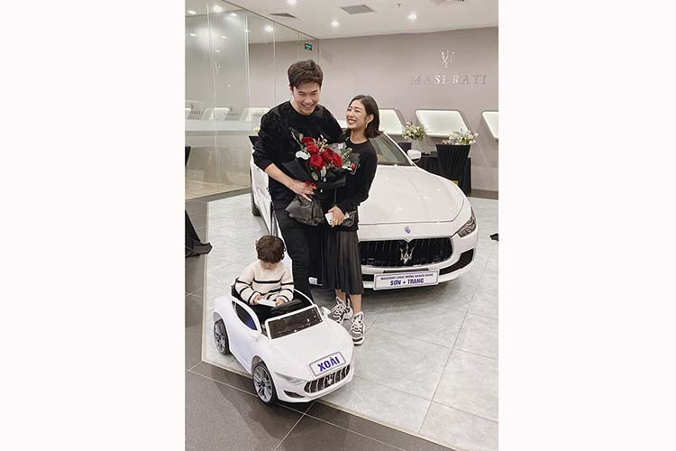 Gia đình vlogger Trang Lou mới đây đã có thêm 2 chiếc xe hạng sang Maserati vào bộ sưu tập khi vừa nhận xe vào ngày 22/12. Trước đó, bố của vlogger này là nghệ sĩ Phạm An Hải đã mua một chiếc Maserati Levante vào năm ngoái. Như vậy, gia đình này đã có tới 3 chiếc Maserati.