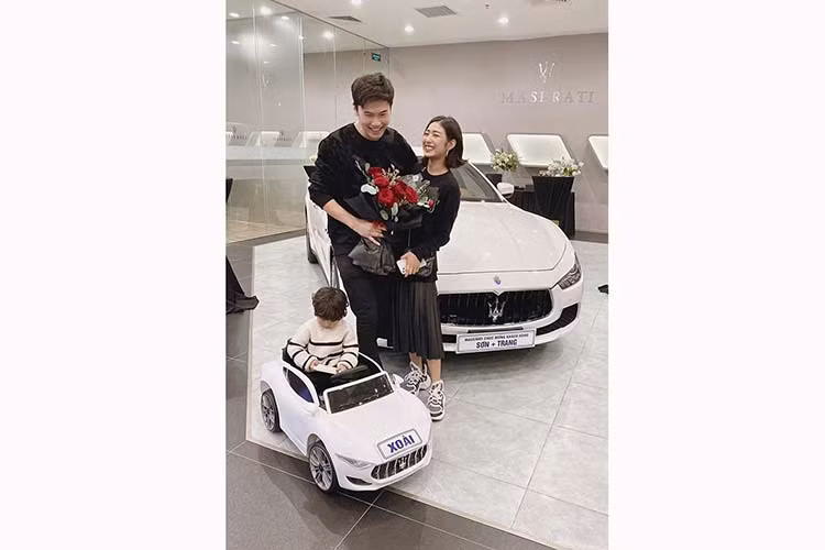 Gia đình vlogger Trang Lou mới đây đã có thêm 2 chiếc xe hạng sang Maserati vào bộ sưu tập khi vừa nhận xe vào ngày 22/12. Trước đó, bố của vlogger này là nghệ sĩ Phạm An Hải đã mua một chiếc Maserati Levante vào năm ngoái. Như vậy, gia đình này đã có tới 3 chiếc Maserati.