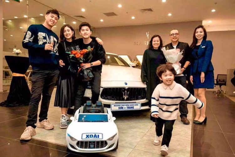 Chiếc xe sang Maserati Ghibli mới thuộc sở hữu của vợ chồng vlogger Trang Lou. Chiếc thứ 3 đặc biệt hơn khi là một chiếc xe Maserati mui trần mini dành cho bé Xoài - con của Trang Lou. Được biết, đây là những món quà kỷ niệm 4 năm ngày cưới của đôi vợ chồng trẻ này.