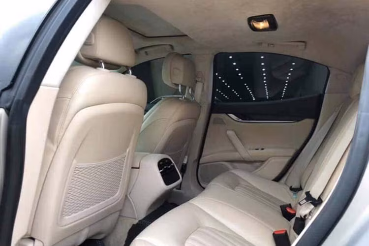 Về tính năng vận hành, phiên bản Ghibli Zegna Edition này dựa trên bản Ghibli tiêu chuẩn, sử dụng động cơ xăng V6 3.0L tăng áp công suất 330 mã lực tại 5.000v/ph và mô-men xoắn cực đại 500Nm tại 4.500v/ph.