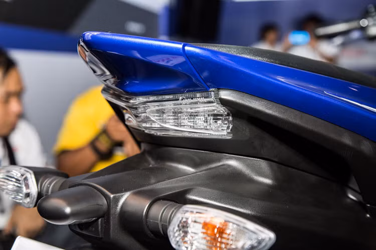 Tay lái bên phải ngoài nút đề còn có công tắc kích hoạt tính năng ngắt động cơ tạm thời. Tay trái có nút còi, xi nhan và công tắc đèn.Gương chiếu hậu ốp vỏ nhựa nhưng cũng được thiết kế theo phong cách thể thao, hệ thống khóa thông minh Stop Start System cũng được trang bị.