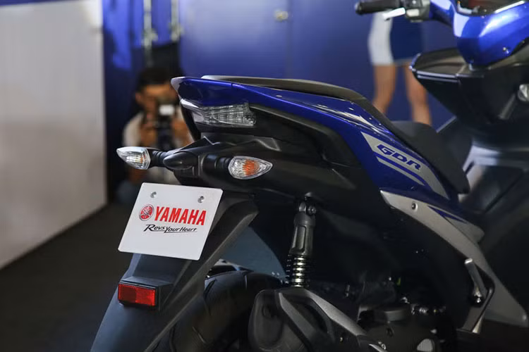 Xe có cấu trúc khung sườn trọng lượng nhẹ. Ngoài giảm sóc đôi trước, tuỳ chọn giảm xóc sau trợ lực dầu sẽ có mặt trên NVX, tuy nhiên Yamaha cũng chưa tiết lộ thông tin nó sẽ xuất hiện trên phiên bản nào.