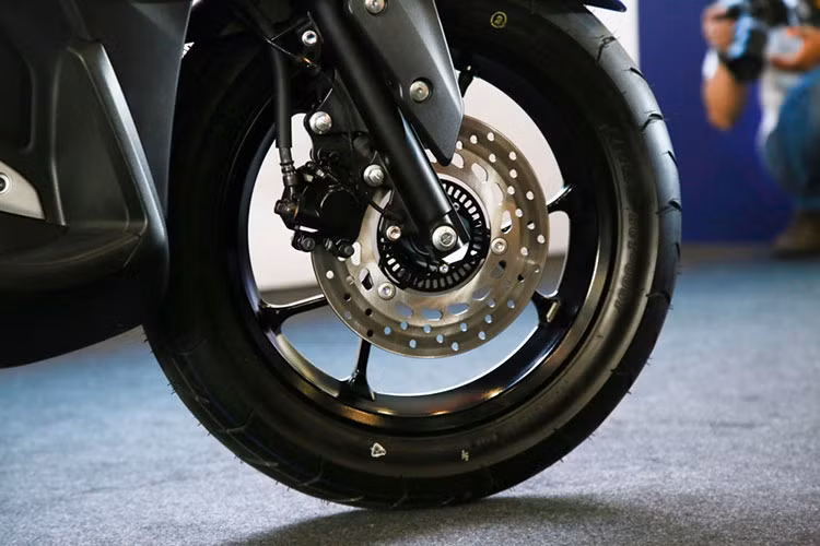 Yamaha NVX được trang bị lốp trước kích thước 110/80-14M/C 53P, lốp sau 140/70-14M/C 62P - cho độ bám đường tốt, giúp xe cân bằng, ổn định khi chạy tốc độ cao. Phanh trước dạng đĩa tích hợp chống trượt ABS, phanh sau tang trống.