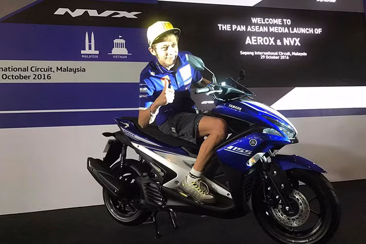 Yamaha NVX sở hữu thiết kế cuốn hút, thể thao tốc độ, hấp dẫn giới trẻ. Thiết kế cũng khác biệt với phần yên sau nhô cao, khí động học thuôn vuốt giống như nhiều mẫu xe môtô thể thao hiên nay của thương hiệu này.