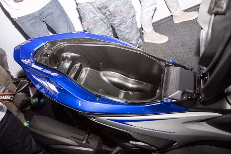 Cốp xe có dung tích 25 lít, khá rộng so với một mẫu xe thể thao dành cho nam và cũng to hơn hẳn so với "đàn anh" Yamaha Nouvo trước đây.