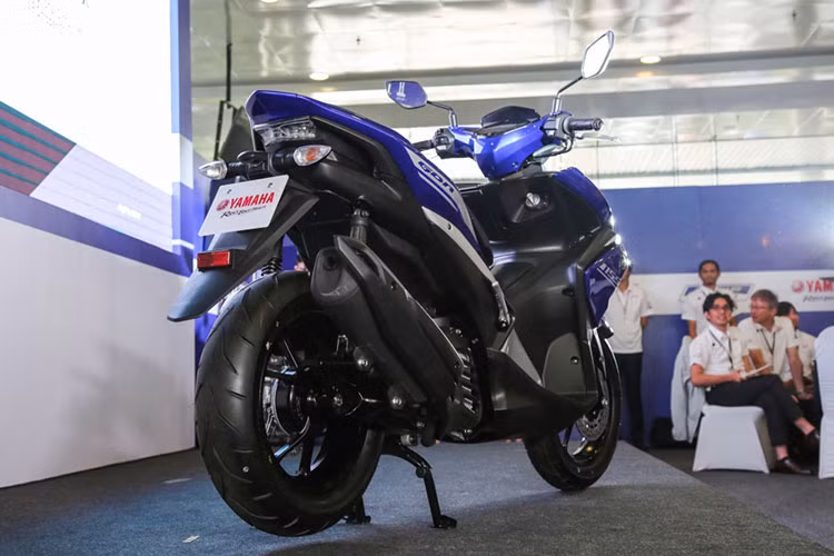 NVX 155 là mẫu xe tay ga hướng tới khách hàng nam giới, thay thế cho mẫu Nouvo mới bị khai tử. NVX sở hữu thiết kế mạnh mẽ, thể thao, trong đó phần đầu xe gây ấn tượng với hệ thống đèn LED hiện đại và nhiều đường cắt xẻ tạo góc cạnh.