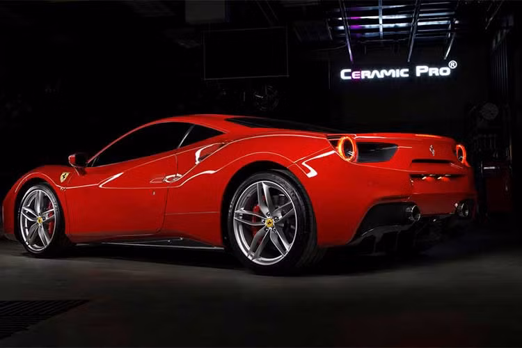 Tại thị trường siêu xe Việt Nam, những chiếc Ferrari 488 GTB được các đại lý tư nhân chào giá khoảng từ 14-16 tỷ đồng. Trong khi tại Mỹ, giá cơ sở cho một chiếc Ferrari 488 GTB là 242.000 USD.
