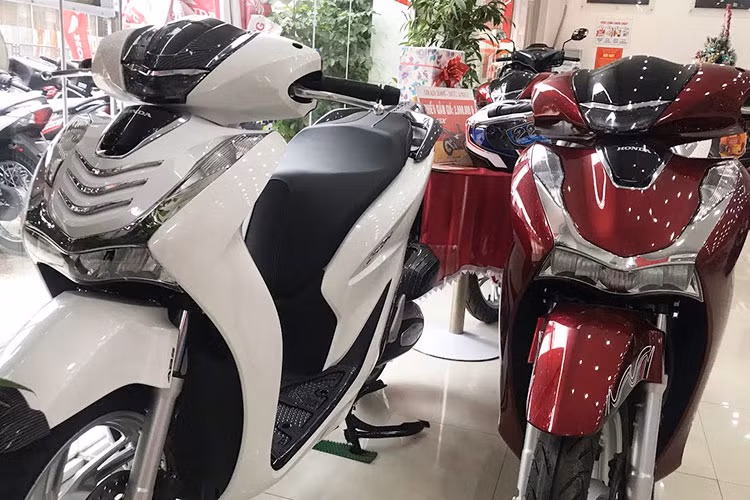 Honda SH 150 tai Viet Nam dang kenh gia toi 130 trieu dong-Hinh-2